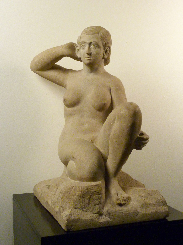 Het Veenkoloniaal Museum bezat al een klein werkstukje van de heer Ter Reegen. Meerdere keren was al in het bestuur de wenselijkheid ter sprake gekomen, een representatief werkstuk van deze Veendammer kunstenaar te bezitten. In 1966 zag de heer Streurman bij een bezoek aan het atelier van de beeldhouwer het beeld, dat "Het Gehoor" gedoopt is, een zittende vrouwenfiguur uitgevoerd in Frans Kalksteen, halfknielend en luisterend met de hand achter het oor. Er werden onderhandelingen aangeknoopt over de prijs ervan, maar in familieraad werd besloten, het beeldje aan het museum ten geschenke te geven. Het museum wilde iets terugdoen, de heer Streurman bood daarom aan de heer Ter Reegen een fraai boekwerk aan over klassiek Griekenland.